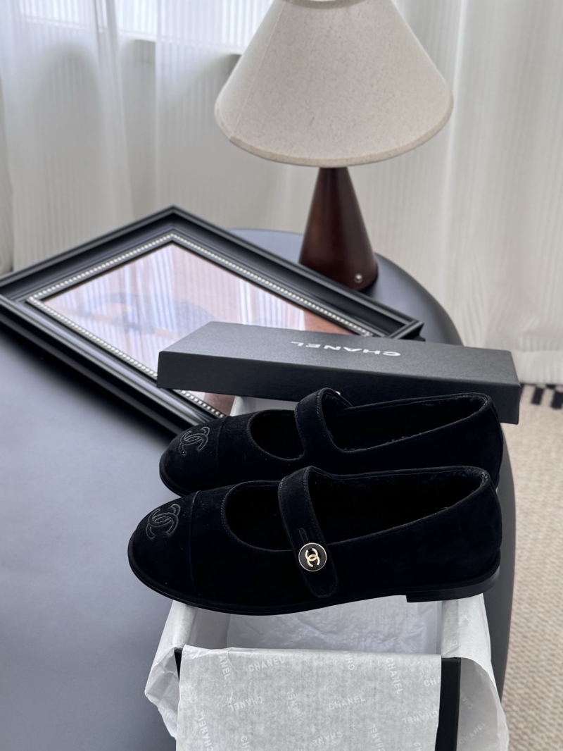 Ch**el slippers